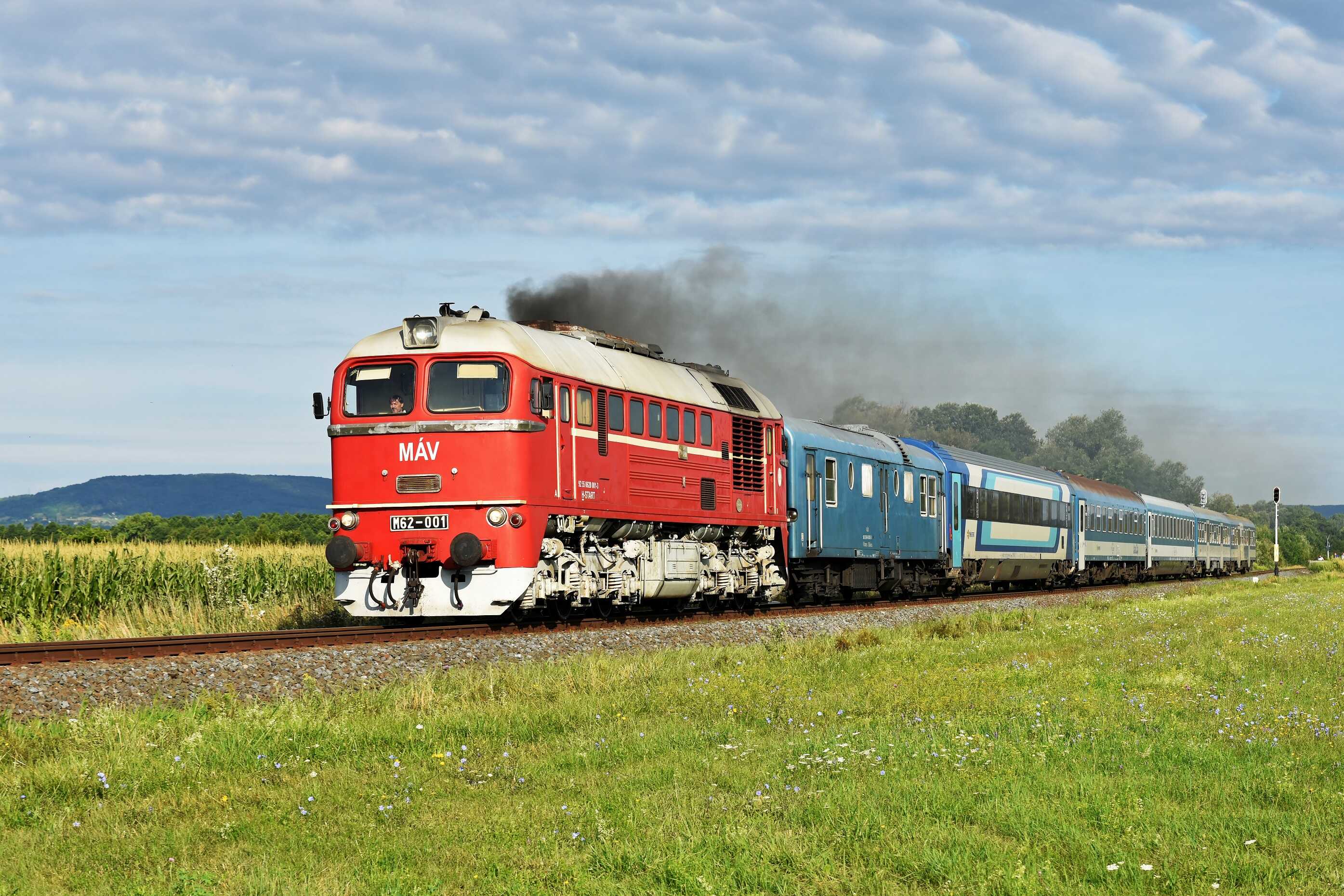 A 001 es króm díszléces klasszik Szergej halad Tapolcánál